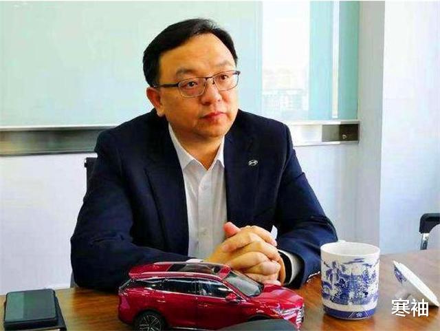 寒袖|穷怕了的王传福：2年间先丧父再失母，嫂子卖嫁妆换来的中国首富