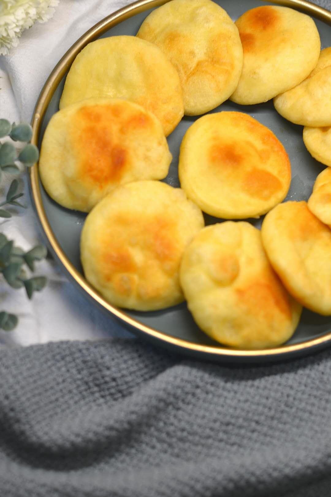 面食：这小饼一上桌，儿子一口气吃10个还说没吃够，柔软咸香，太好吃！