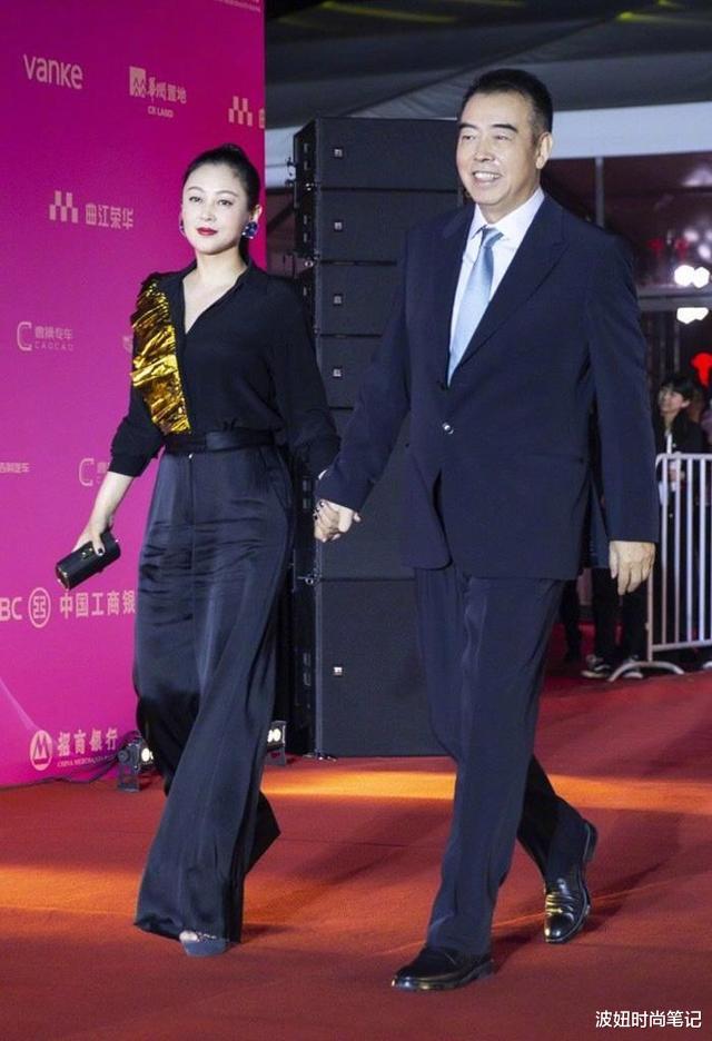 [发型]陈红美得真高调！穿黑衬衫配拖地裤气场全开，硬把陈凯歌衬成摆设