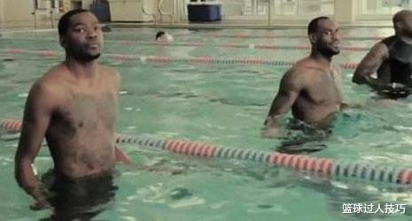 姚明:NBA巨人都怎么游泳?姚明把泳池游成浴缸,第一巨人在泳池如水怪