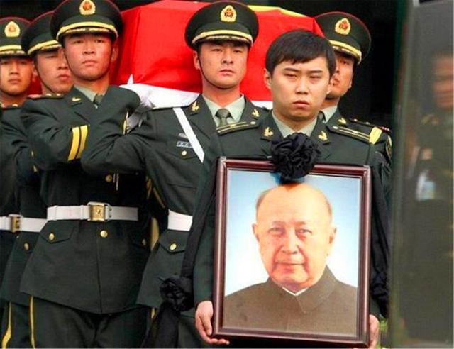 钱学森:钱学森葬礼:三军仪仗队为其抬棺,几十万人送行,第二日天降大雪