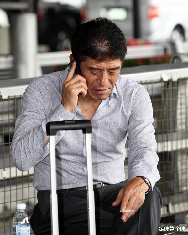 米兰■郑智提议全队向他鞠躬，他眼圈红了，酒席上恒大老板和他喝交杯酒