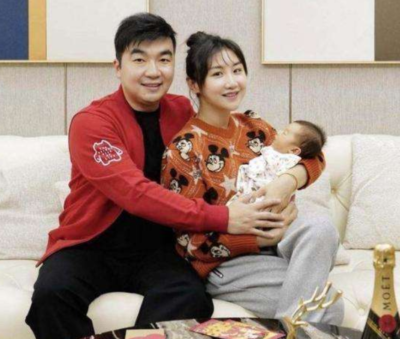 何雯娜▲何雯娜嫁豪门，未婚先孕被婆家看轻，金牌制作人老公“不作为”