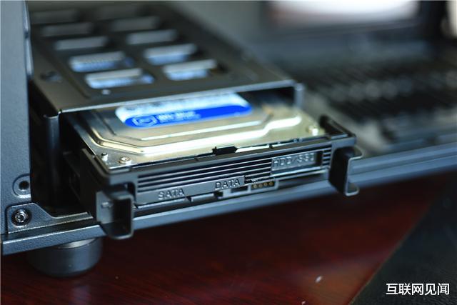 键盘|将快充融入机箱，省去快充头，充电环保且不失效率