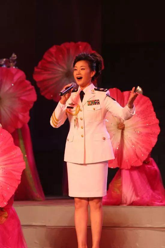 【短发】54岁宋祖英近照曝光, 短发造型太减龄, 优雅端庄气质犹存