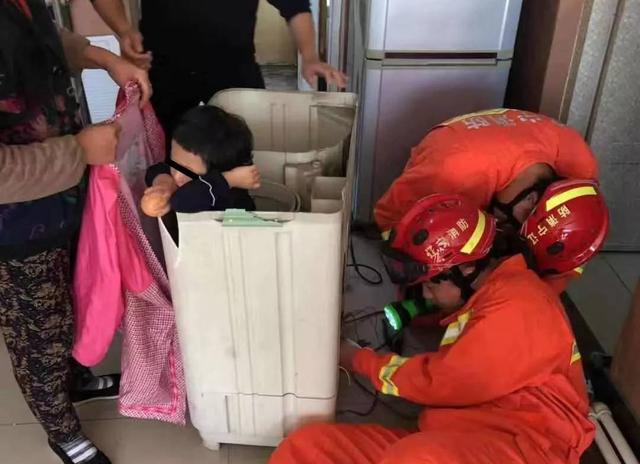 福林妈咪|万物皆可“卡”，为啥孩子总被卡在千奇百怪的地方？