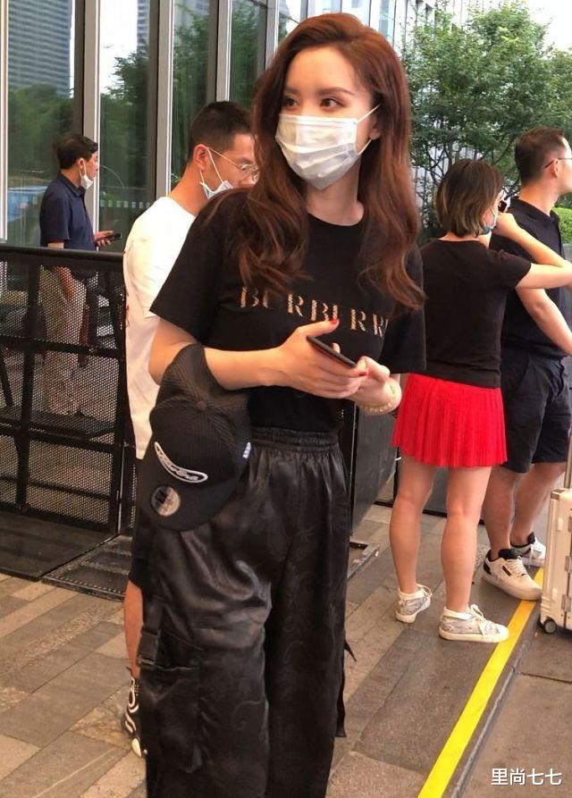 张萌|张萌女儿原来这么大了，首次公开露面陪妈妈下班，留锅盖头超软萌