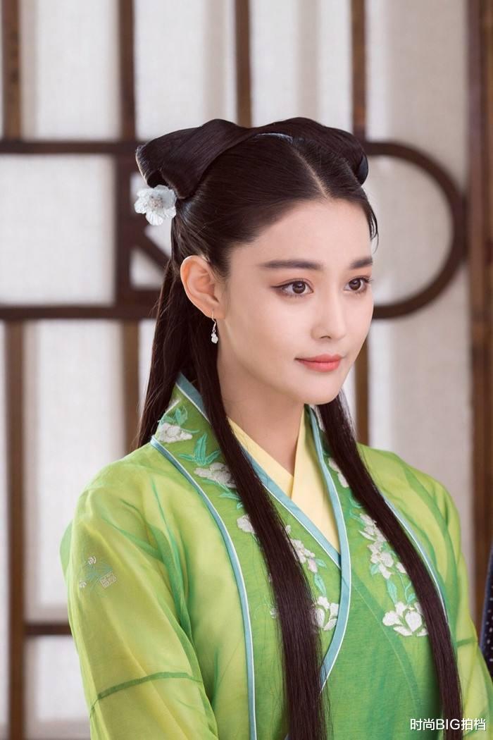 张馨予|33岁张馨予越来越清纯！穿白衬衫牛仔裤配短发，引领小清新换季风