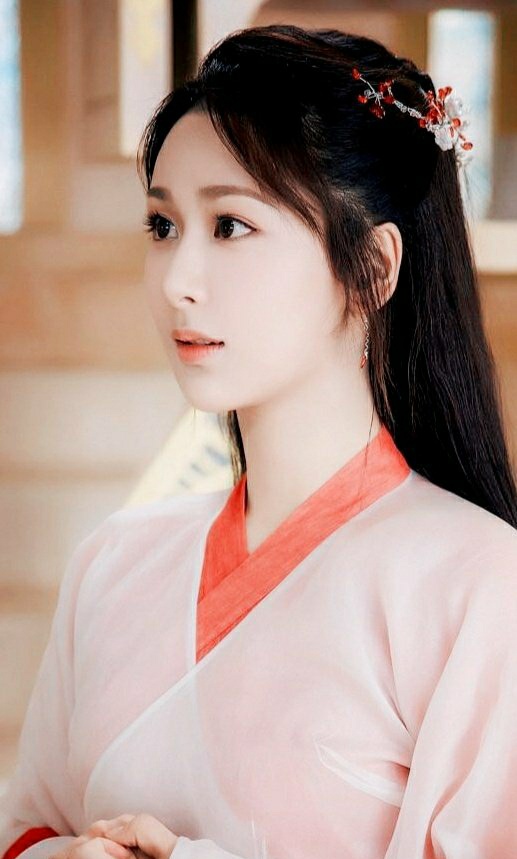 杨紫|杨紫发文：只能说长发跟我无缘叭，看完配图，感觉杨紫真说对了