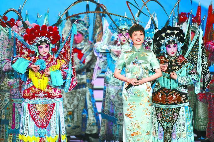 旗袍|徐帆穿旗袍特别高贵，配精致短发+坡跟鞋，53岁气质太优越