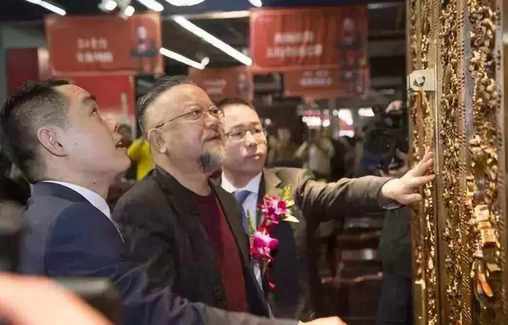 |王刚四合院曝光！摆300年黄花梨桌子，挂齐白石真迹