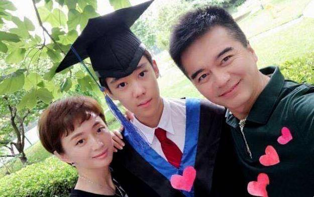 【许亚军】56岁4婚许亚军近照，娇妻比他小13岁，前妻之一我们都认识