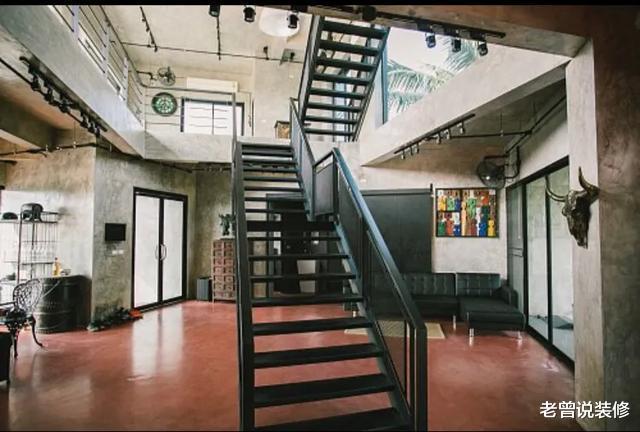 :她家不铺地,不做吊顶,全屋钢管水泥风,看到阳台我懵了!