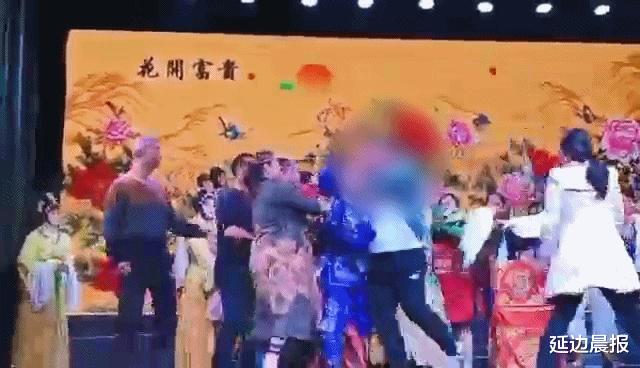 浙江省|浙江男子醉酒冲上戏台打人，因暴躁嗜酒\出名\，其父身份太惹眼