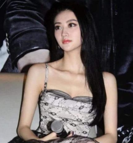 景甜|景甜穿吊带俯身照曝光,抚媚性感撩人,旁边男士的眼神亮了!