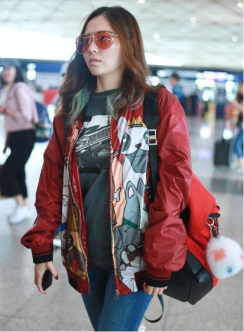 张靓颖|36岁张靓颖剪掉十年长发，换摩卡波波头意外显小十岁，看完好想剪