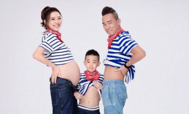 陈小春|应采儿晒父子三人合照，陈小春紧抱小儿子，Jasper表情亮了
