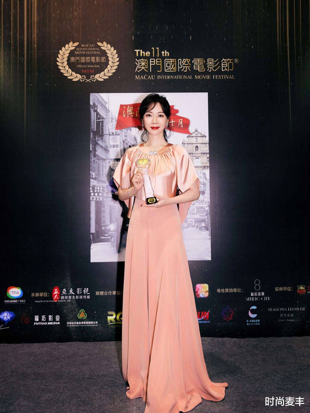 粉色|陈数保养得真好，穿粉色轻纱裙搭配短发造型，减龄十足不像中年人