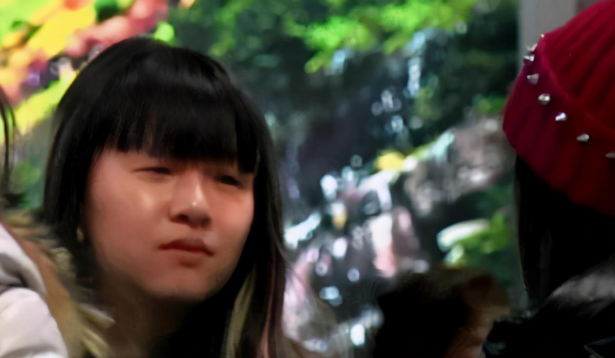 小彩旗|小彩旗：春晚一夜成名，因叛逆被杨丽萍放弃培养，21岁胖成大妈