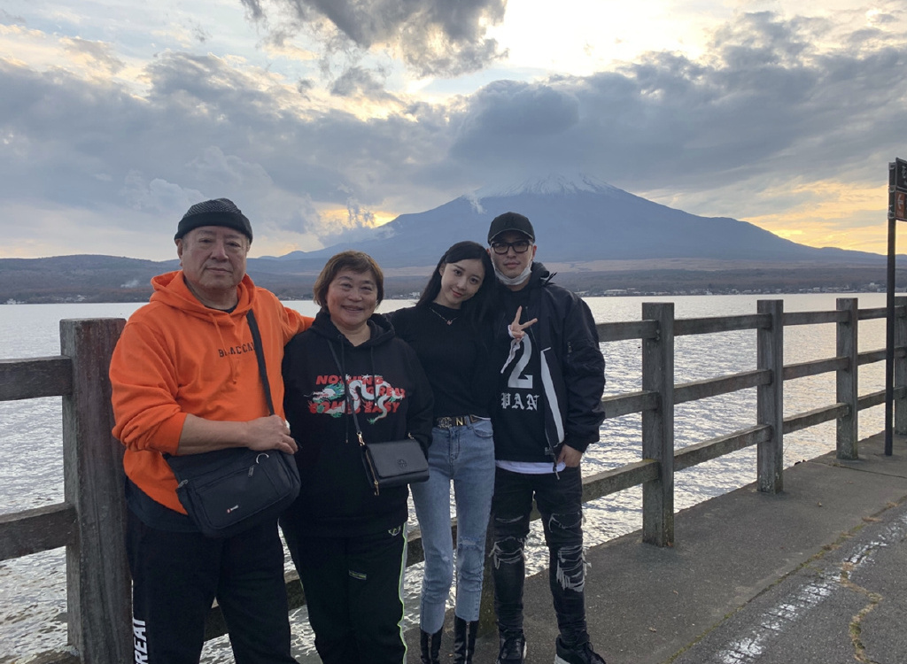 潘玮柏|潘玮柏官宣结婚喜讯，岳母照片被曝光，一身奢侈品与女儿同框像姐妹