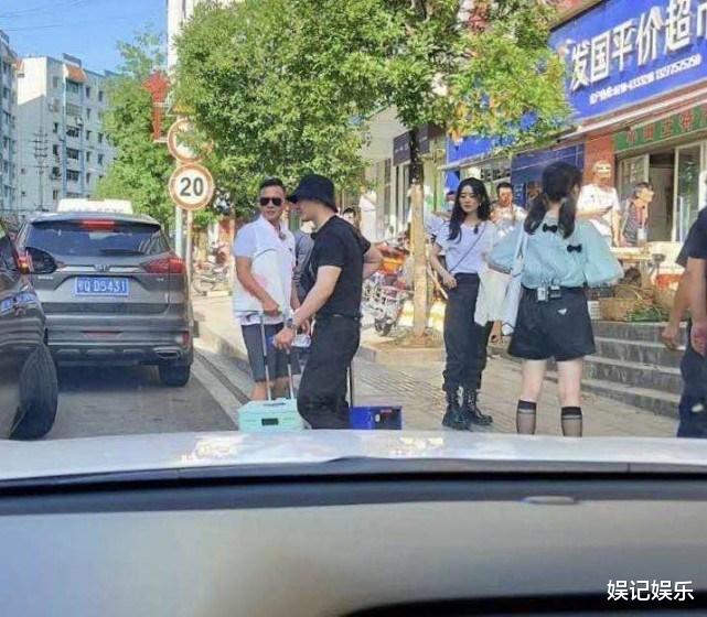 赵丽颖|赵丽颖买菜拿笔记账，黄晓明抢她手里的帆布包，两人画面太欢乐