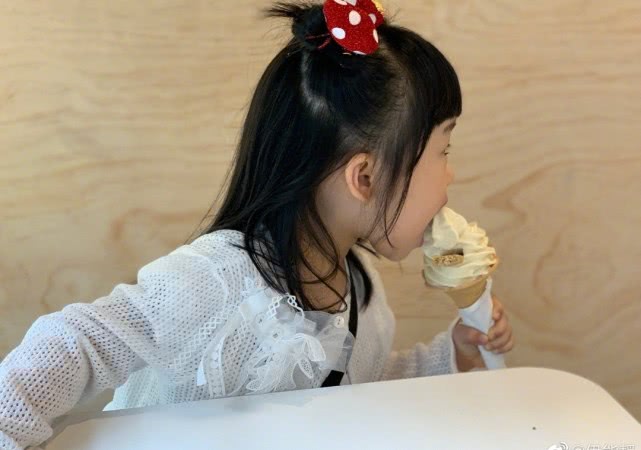 「谭松韵」伊能静再次深夜上线思念女儿，深感心碎：在你及哥哥间，我要找到最好的平衡
