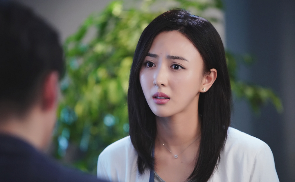 「杨幂」她曾是杨幂助理，因长相出众被导演看中，如今搭档胡歌成一线明星
