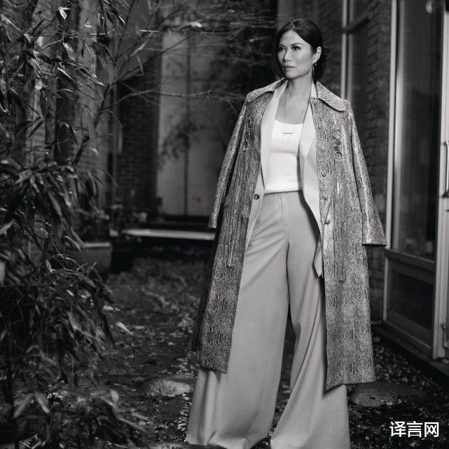 邓文迪|51岁邓文迪登杂志封面，中国红纱裙东方韵味十足，换古驰大衣显大姐大气质