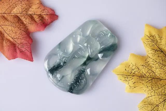 雕刻|买翡翠送人,你选机器雕刻还是手工雕刻?