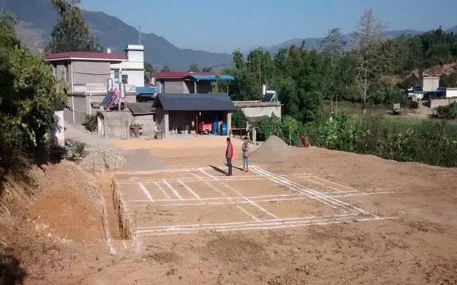 村民25万建农村小别墅, 完工后大摆宴席庆祝搬迁