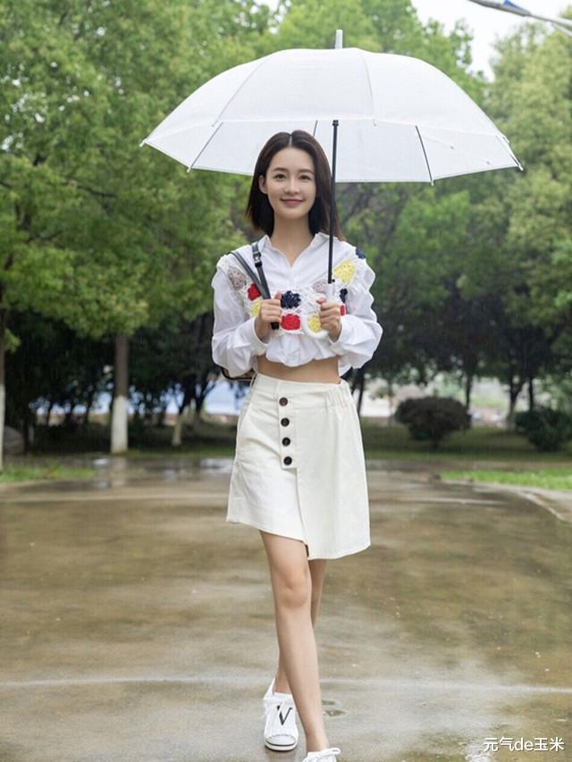 李沁|李沁丝毫不惧后果！这么短的亮片裙也敢穿，走路只能用手往下拽