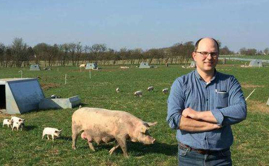 猪肉|世界猪肉出口第一国：三个人可养一万头猪，年出口量3000万吨