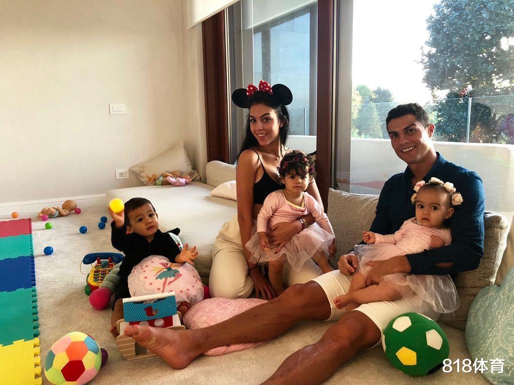 C罗:C罗隔离豪宅曝光!6卧6浴双栋别墅俯瞰都灵,停放布加迪等18辆豪车