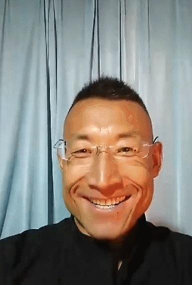 奥利|奥利给大叔接广告了？换上正装差点认不出，正能量背后故事显辛酸