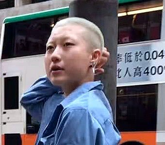 [吴卓林]偶遇吴卓林与妻子呆站垃圾桶旁，此前两人被曝没钱买口罩仅靠生蒜防疫