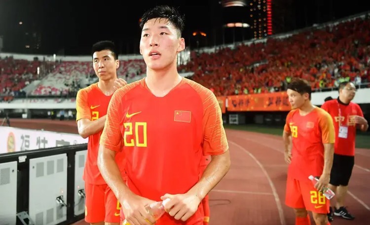 国足■恭喜李铁，冠军中场坦克入国足，最强11人浮现，朱辰杰退出集训