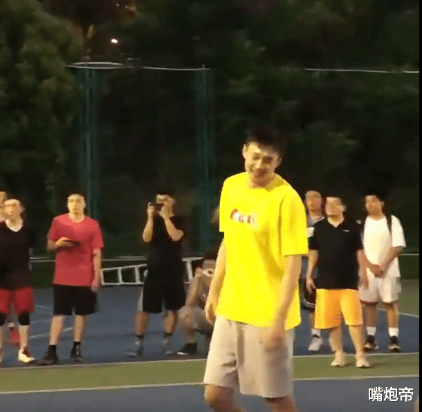 丁彦雨航|丁彦雨航又打野球,5中0离谱上篮真不行了,场面凄凉被当成路人