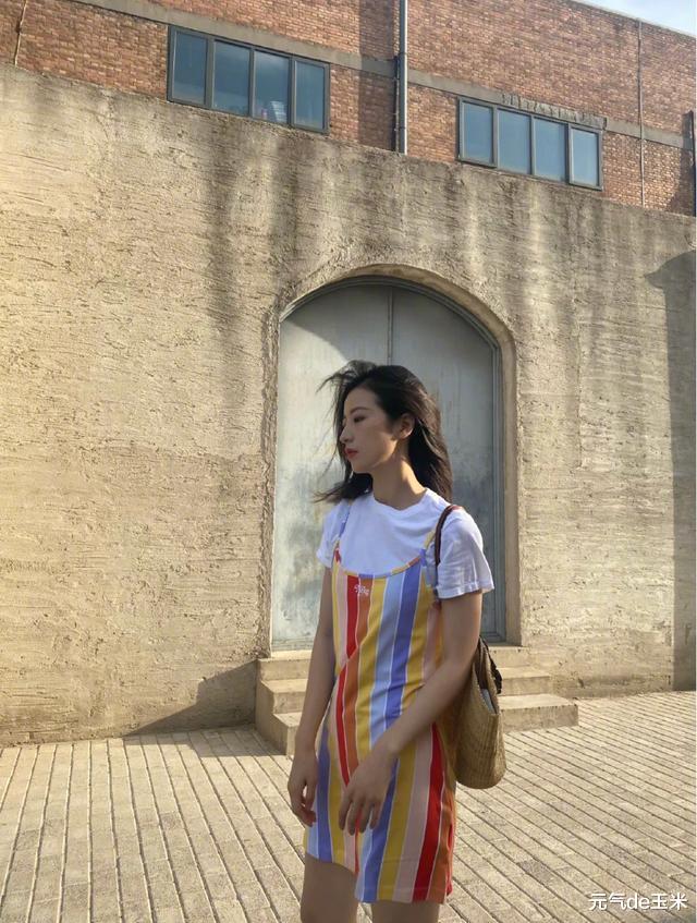 [穿衣搭配]关之琳线下\站街\！穿条纹连衣裙配短发活力感十足，起码年轻20岁