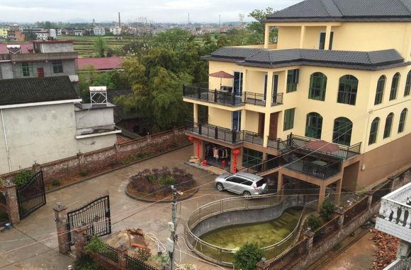 土豪爸爸打造的百万级自建房, 看到这KTV式的灯, 一口老血没忍住