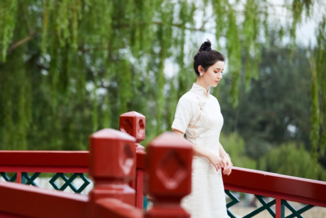 腾讯|哈妮克孜被陈赫签下后真的火了！电视剧拍完上综艺，最新旗袍美照太惊艳