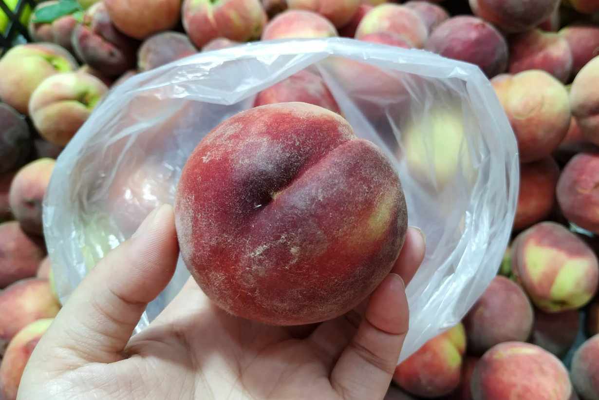 「五花肉」买桃子时，无论价格多便宜，只要满足这4点，桃子都脆甜多汁