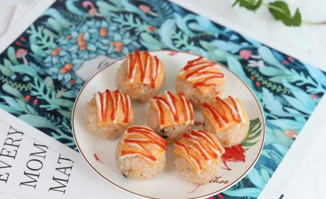 米饭|消耗剩余米饭，捏成团，加芝士烤几分钟，出炉香喷喷，好吃不够分