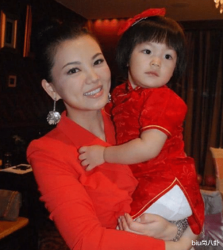 【应采儿】富养女儿有多么重要？谢娜狂晒跳跳和俏俏的生活照，直接打脸李湘