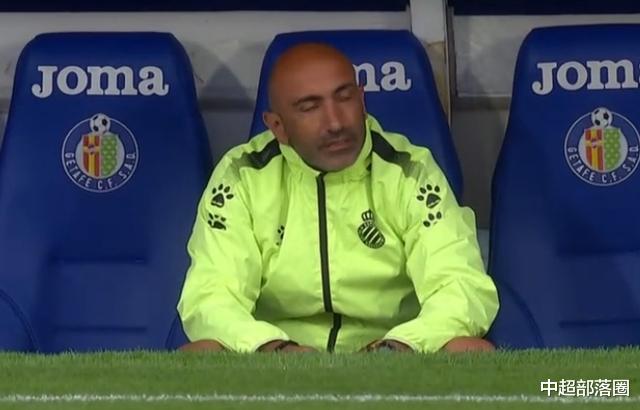 【西班牙人】开场16分钟，西班牙人突遭打击：中卫吃红牌被罚下，主帅一脸绝望