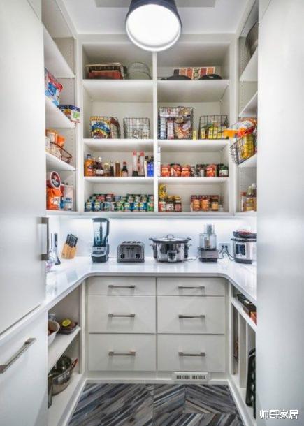 |橱柜装在厨房中间,用柜子做隐藏门,推开门多个储物间太惊艳了!