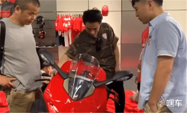 杜卡迪|首批20款杜卡迪V4交车，自带定风翼，清一色法兰红，买主们不简单