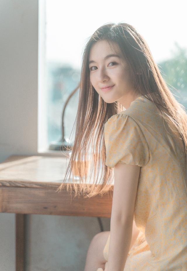 李兰迪|李兰迪开始走“女团”路线？瘦身后美过“初恋”，穿衣偏爱清新范