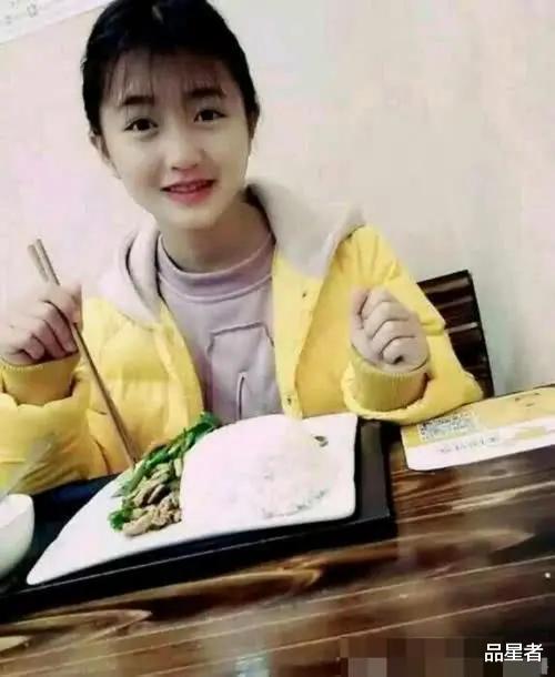 『李勒优』还记得变形计最美农村女孩李勒优吗？被富豪妈妈收养后，今成这样