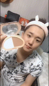 |“伴娘怕抢了新娘风头躲在角落里玩手机！”哈哈哈，这伴娘确实没得挑啊