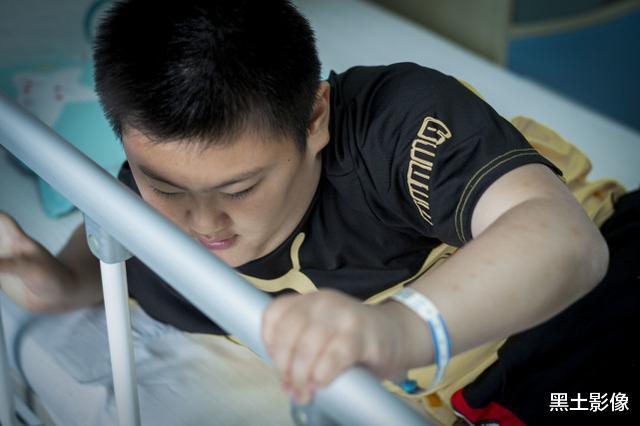 黑土影像|安徽一2岁男孩坐个板凳不小心摔进ICU，婆婆用鞋底怒抽儿媳脸